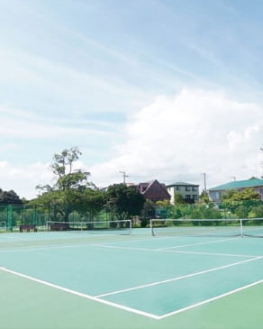 付帯施設：テニスコート（砂入人工芝、ナイター施設有り）