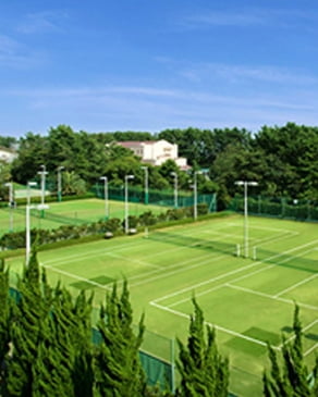 テニスコート（砂入人工芝、ナイター施設有り）