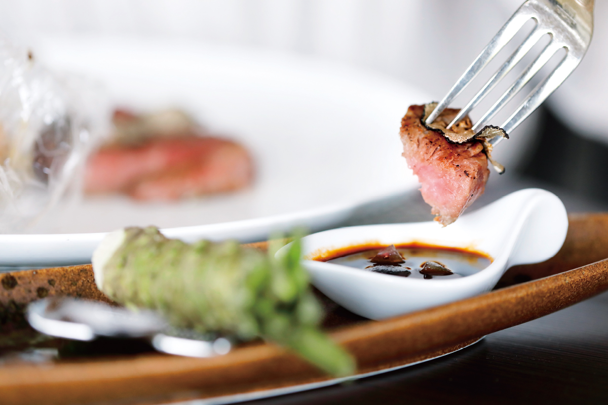 メインは長野県が誇る信州プレミアムビーフをトリュフの香りとともに