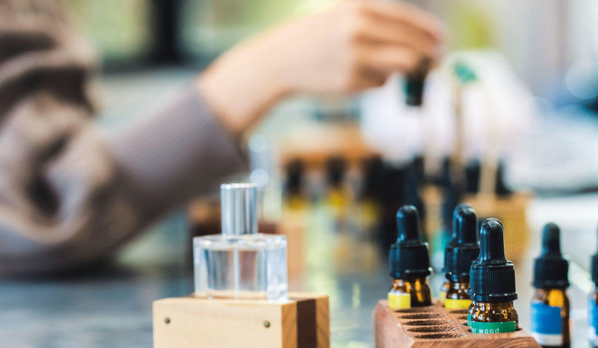 香りに包まれるテーマパークでボタニカル香水づくりに挑戦