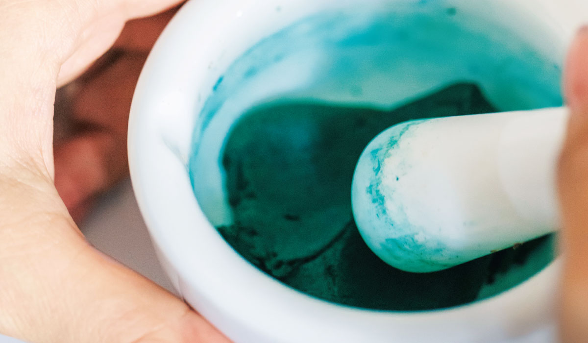 淡路島にいまも受け継がれる伝統産業線香づくりに触れる