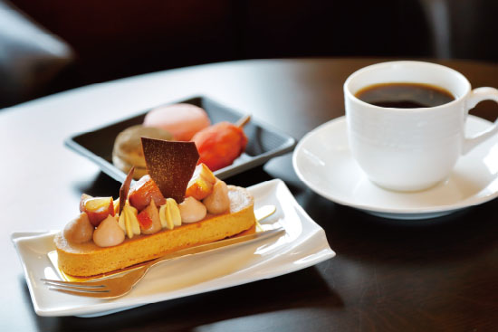 クラシカルな観光特急で優雅な旅を愉しむ「青の交響曲」