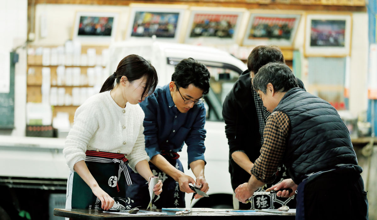 食育にも一役、アジやイワシを捌いて干す 干物づくり体験