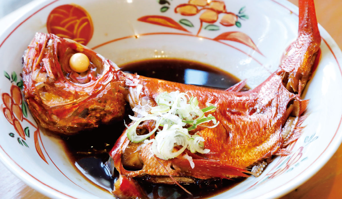 朝獲れの魚や山盛りの鰹節を食す 地元に根付く食体験