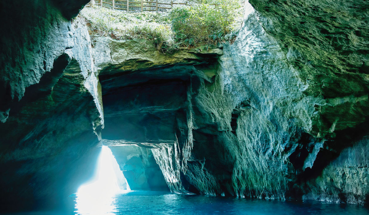 海底火山時代の地層が織りなす神秘的な造形美