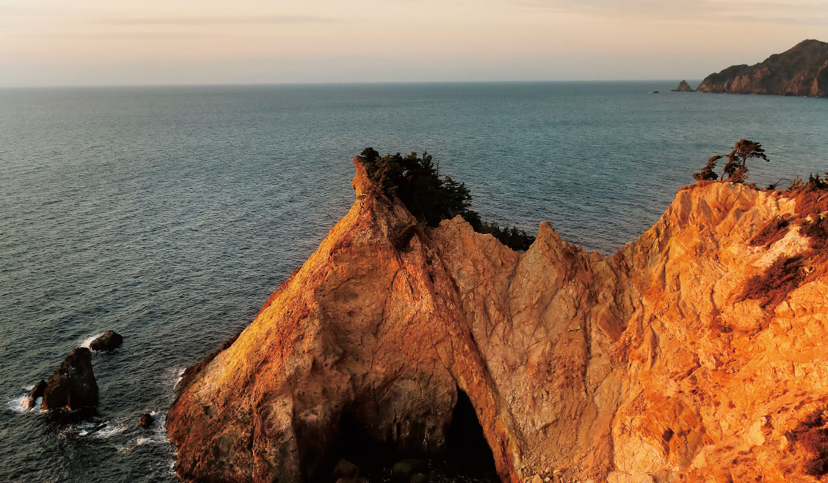 夕日を受けて黄金色に輝く西伊豆屈指の景勝地